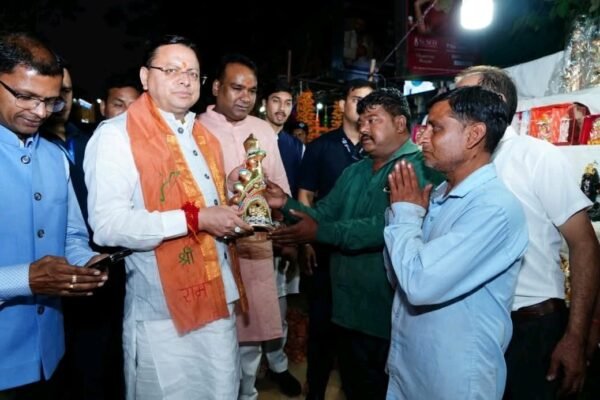 चकराता रोड स्थित स्थानीय दुकानों से मुख्यमंत्री धामी ने की दीपावली की खरीदारी