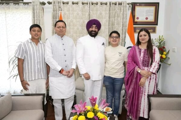 राज्यपाल से राजभवन में मुख्यमंत्री धामी ने की भेंट, दीपावली की दी हार्दिक शुभकामनाएं 