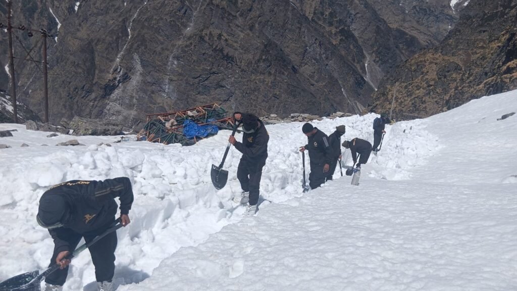 बर्फ हटाकर रास्ता बना रही सेना, यात्रा होगी सुगम