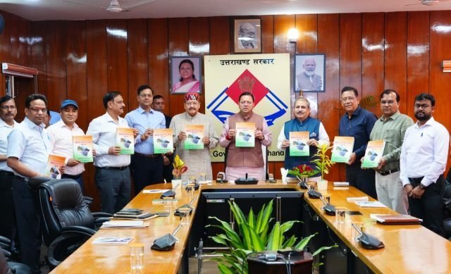 सीएम धामी ने लोक निर्माण विभाग की मास्टर प्लान पुस्तिका का किया विमोचन