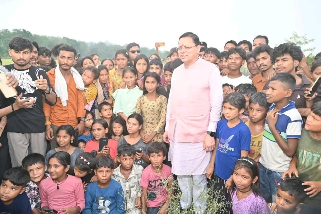 सीएम धामी को अपने बीच पाकर बच्चे हुए उत्साहित, जमकर खिंचवाईं तस्वीरें