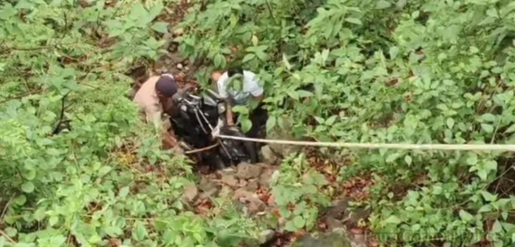 कोटद्वार : सड़क के नीचे खाई में गिरी मिली मोटरसाइकिल, पुलिस ने सुरक्षित बरामद कर थाने पहुंचाया