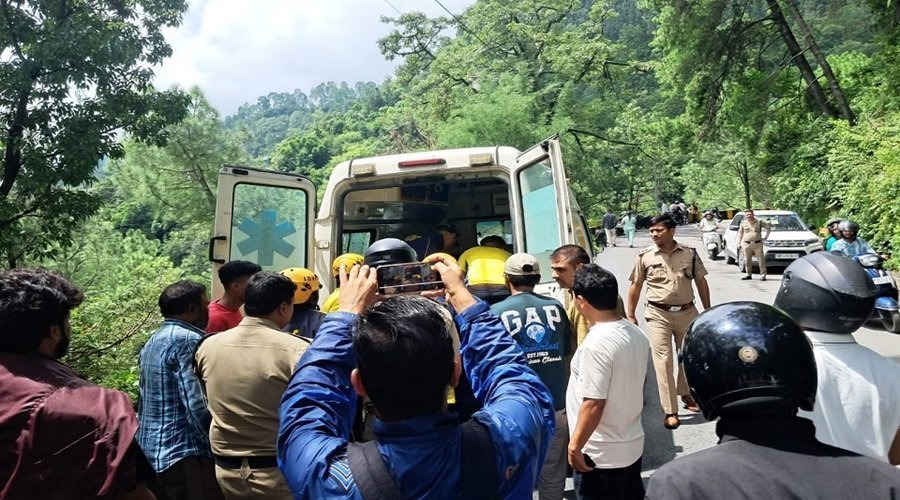 उत्तराखंड : ज्योलीकोट के पास 40 मीटर गहरी खाई में गिरा वाहन, लखनऊ के छह पर्यटक घायल