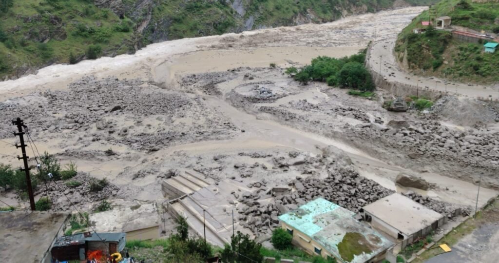 तमक नाले में बहा वैली ब्रिज, नीती घाटी के 17 गांवों का संपर्क कटा