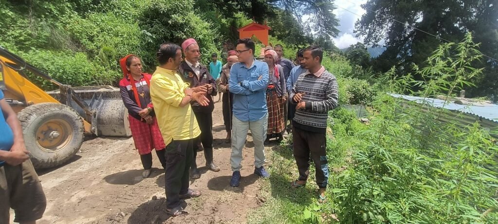 प्रभावित परिवारों को राहत सामग्री और टेंट वितरित